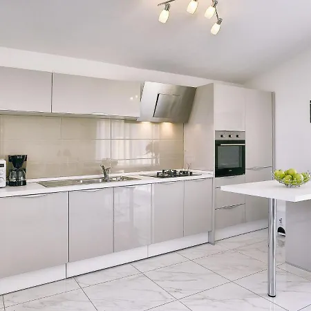 Scenic In With Spacious Garden Apartment *