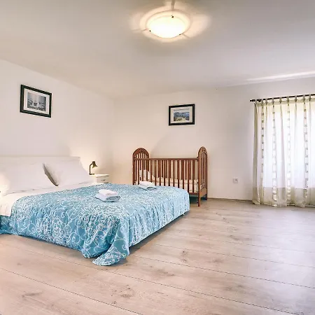 Scenic In With Spacious Garden