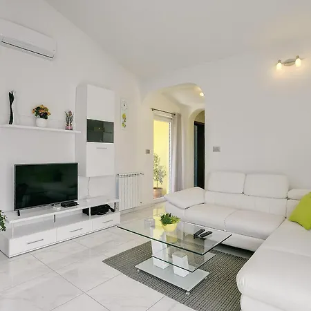 Scenic In With Spacious Garden Valtura