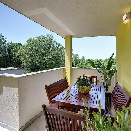 Scenic In With Spacious Garden Apartment Valtura