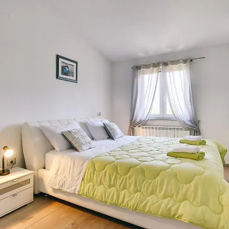 Scenic In With Spacious Garden Apartment Valtura