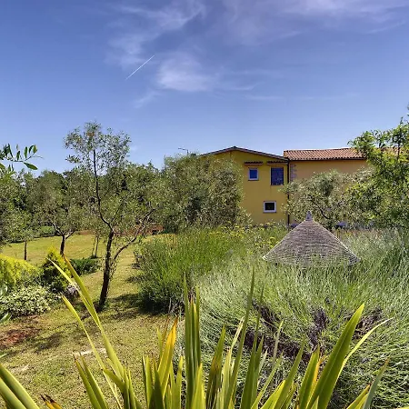 Scenic In With Spacious Garden