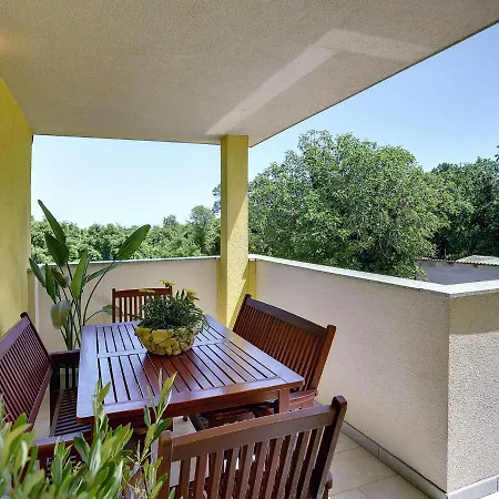 Apartment Scenic In With Spacious Garden