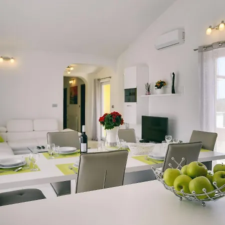 Scenic In With Spacious Garden Apartment Valtura