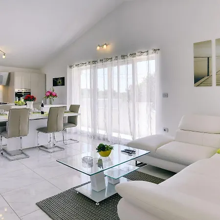 Scenic In With Spacious Garden *