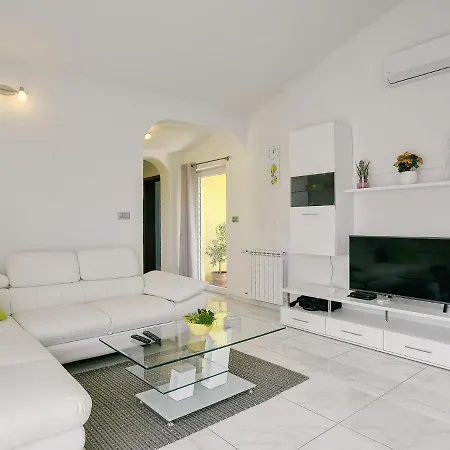Scenic In With Spacious Garden Apartment Valtura