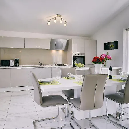 Scenic In With Spacious Garden *