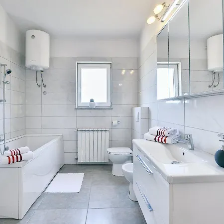 Scenic In With Spacious Garden Apartment Valtura