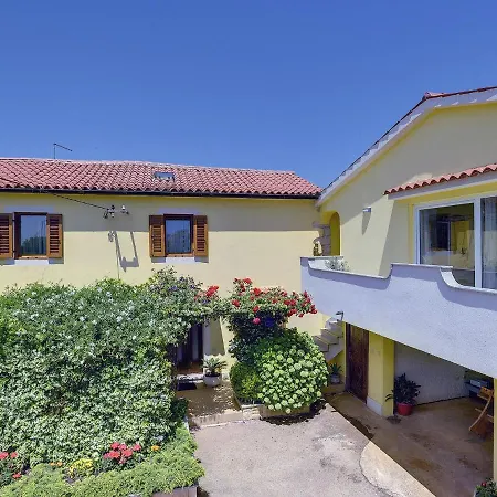 Scenic In With Spacious Garden *