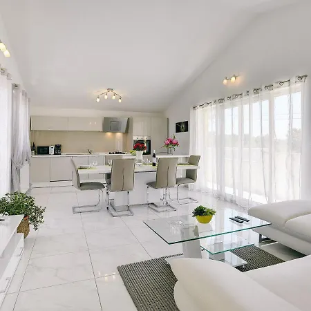 Apartment Scenic In With Spacious Garden *