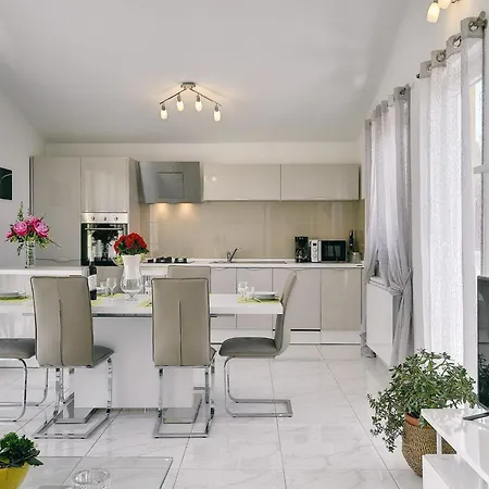 Scenic In With Spacious Garden