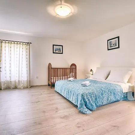 Apartment Scenic In With Spacious Garden
