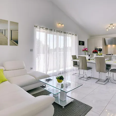 Scenic In With Spacious Garden Apartment