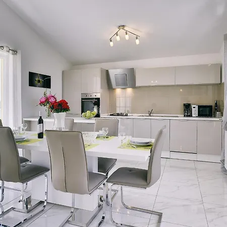 Apartment Scenic In With Spacious Garden