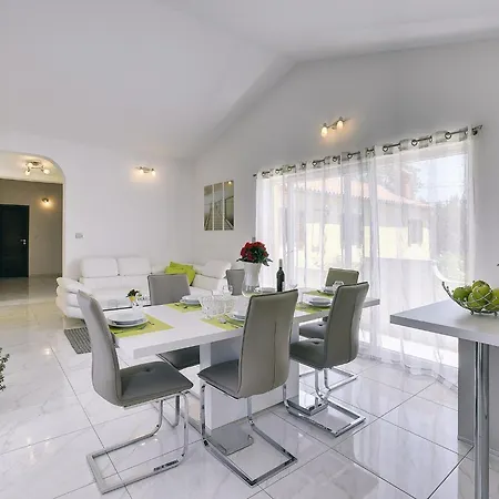 Scenic In With Spacious Garden Apartment Valtura