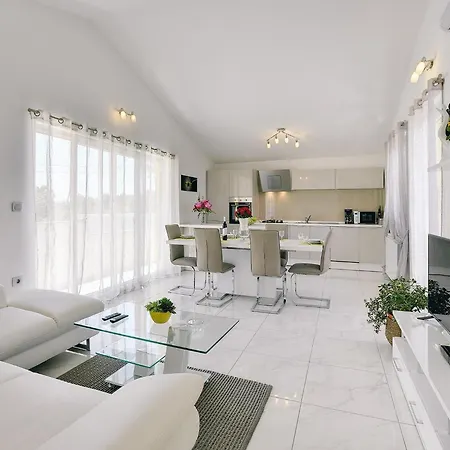 Scenic In With Spacious Garden