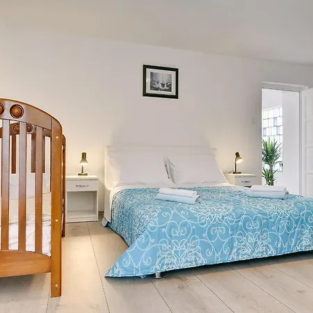 Scenic In With Spacious Garden